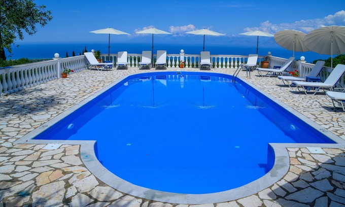 Petaleia Villa | Villa familiar grande en Loutses a 10 minutos de Kassiopi Vistas panorámicas al mar