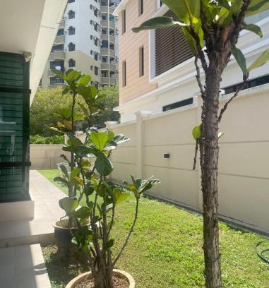 Batu Ferringhi Villa | Large Family Villa Beach & Night Market Steps Away 20 Pax