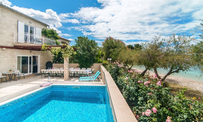 Mirce Villa | Gran villa familiar con piscina climatizada directamente en la playa - ¡Vista al mar desde su cama!
