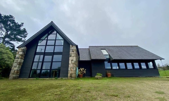 Taule Casa | Gran casa de campo con jardín y vistas al mar para 8 personas