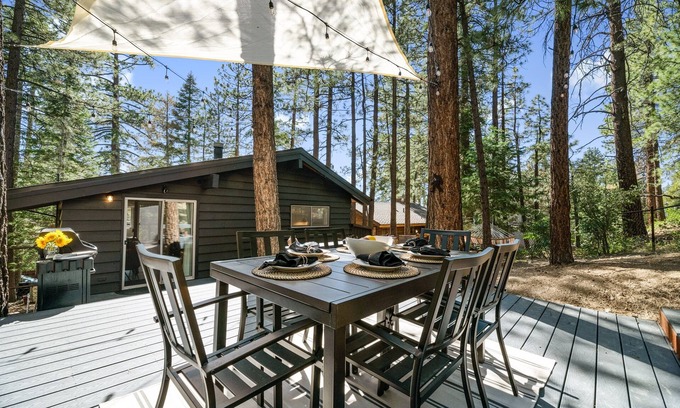 Moonridge Cabina | Large Fenced Yard Fire Pit EV Walk to Zoo/Bear Mountain ~ Antler Inn