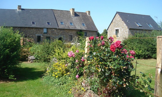 Saint-Germain-en-Cogles Cabaña | Casa rural grande para 12 personas, Fougères, Mont St Michel, tranquila en el campo de Bretaña.