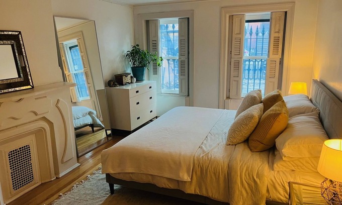 Bedford-Stuyvesant Apartamento | Large Garden 1BR in Historic Brooklyn, moments from A/C Train - Pet Friendly!
