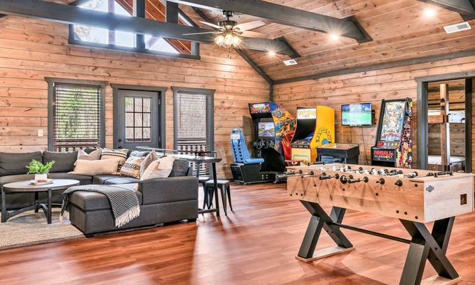 Caton Cabina | Large Groups ~2 Pools ~16 BR~Side by Side Cabins