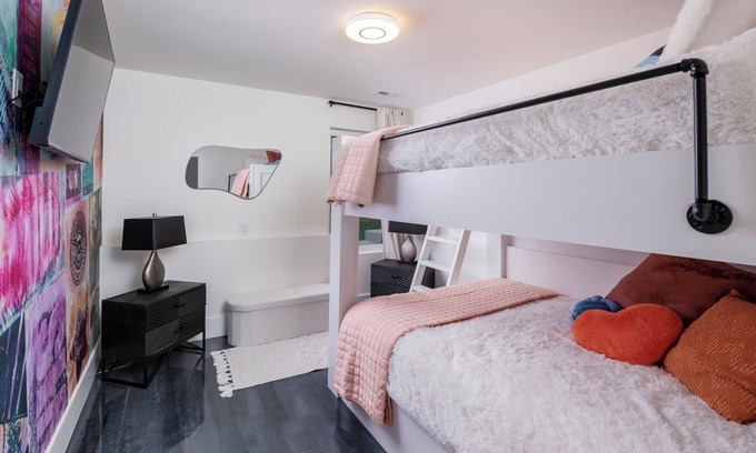 Katie Hill Neighborhood Casa | Large Groups - Rooftop Pools - Sleeps 24
