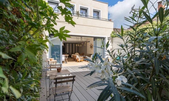 Grand Parc-Paul Doumer Casa | Gran casa de huéspedes con estacionamiento, terraza y jacuzzi en el centro.