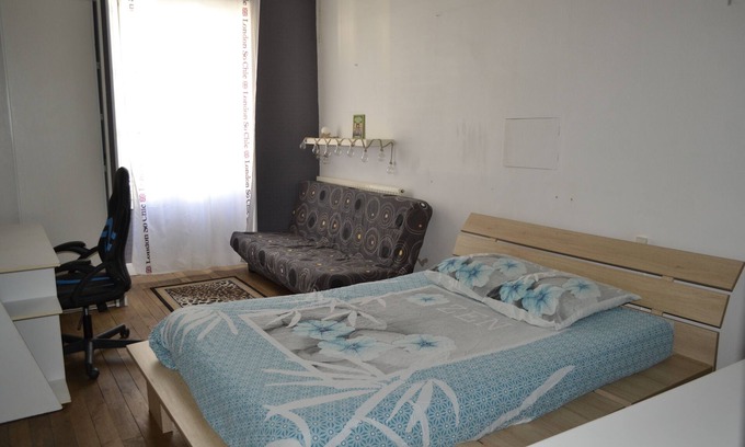 Chef-Boutonne Cama Y Desayuno | Large guest room with bed and sofa bed