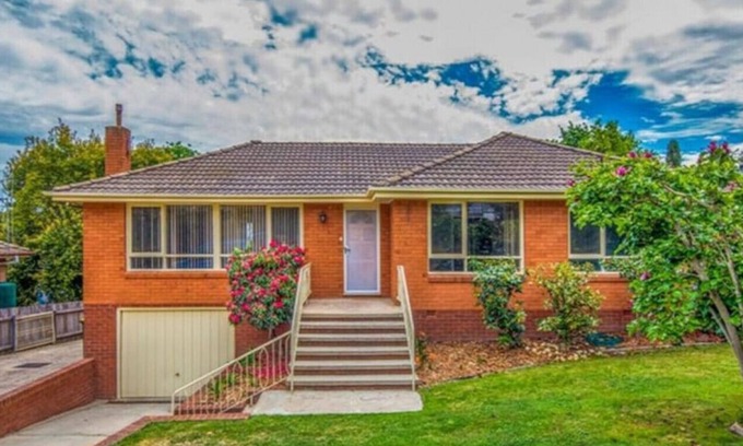 Hackett Casa | Large Happy 5 Bedroom Home @ Hackett!