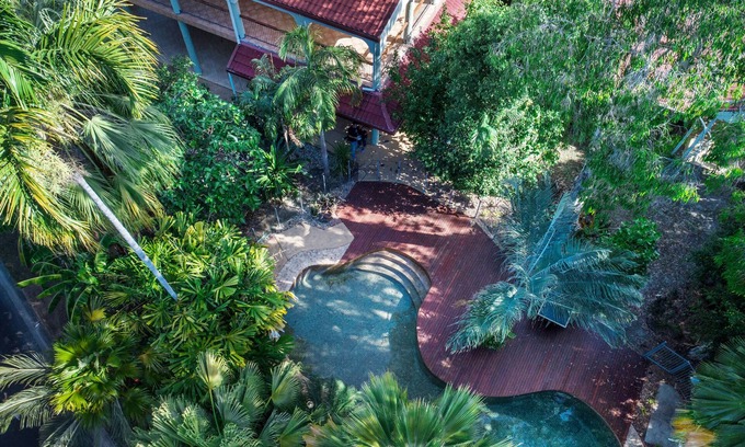 Clifton Beach Villa | Large holiday home with 5 bedrooms and granny flat with 2 bedrooms. Large pool