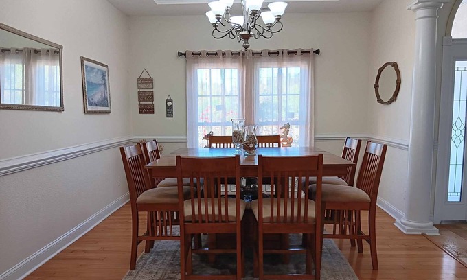 Westgate Casa | Large home. 30 minutes from beach. 20 minutes to Jacksonville or Richlands.