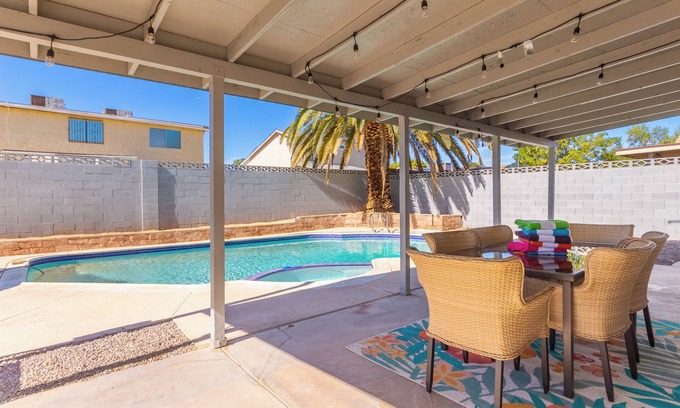 Spring Valley Casa | 5 millas a el Strip, acomoda14 personas, piscina y jacuzzi disponible siempre.