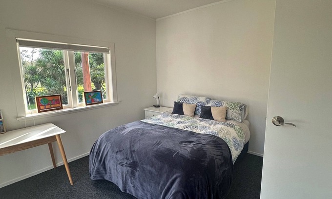 Raumati Beach Casa | Large home in Raumati Beach ideal for groups or family gatherings.