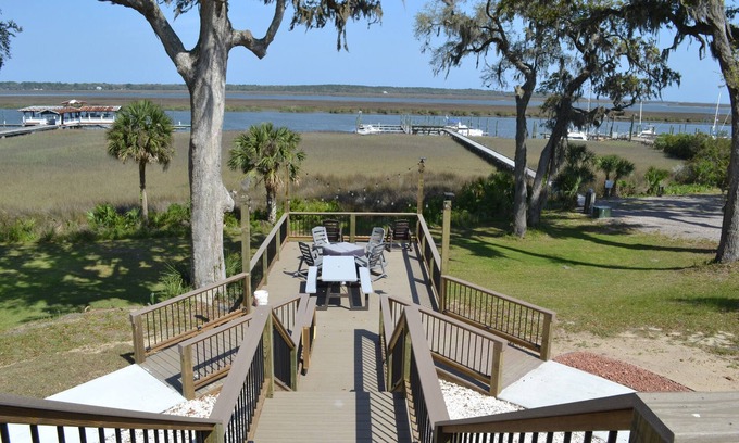 Sunbury Casa | Large home w/ 3 separate kitchens & living spaces