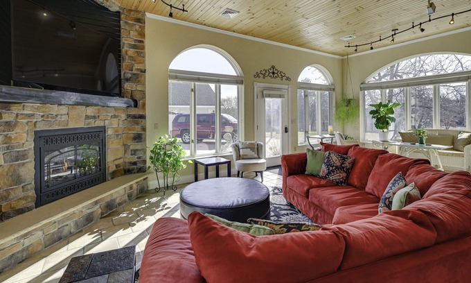 Wisconsin Dells Casa | Large Home w/ Indoor Basketball Court + Game Room!