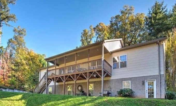 Weaverville Casa | Large home with country front porch 10 mins to Asheville, Buncombe County