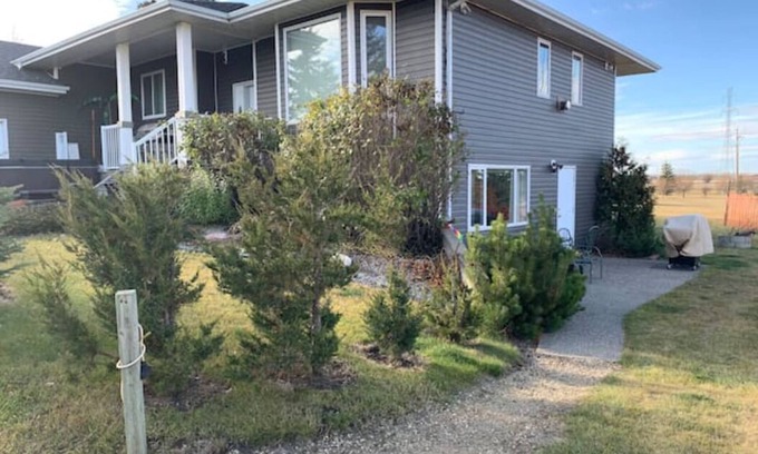 Red Deer Casa | Large house - 1600 sq ft, Large Acreage - 3 minutes south of Red Deer Alberta