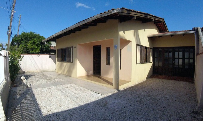 Porto Belo Casa | Gran casa entre Meia Praia y Perequê a 500 metros de la playa con WiFi y barbacoa