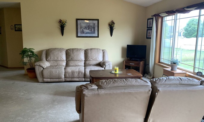 Owatonna Casa | Large house close to grocery stores and schools