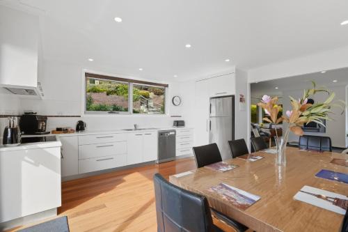West Hobart Casa | Large house close to the city tranquil setting