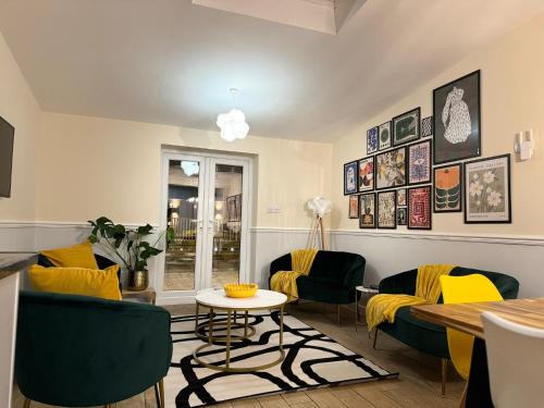 Nottingham Casa | Large House for 21 - Nottingham City