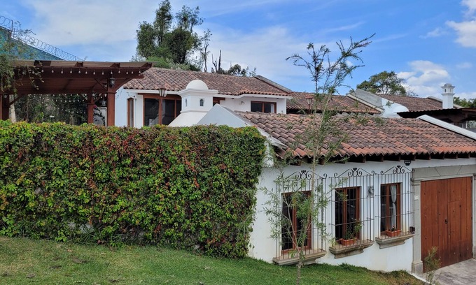 San Juan del Obispo Casa | Amplia casa en Antigua Guatemala con pergola