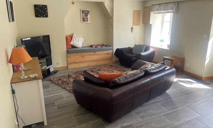 Saint-Thois Casa | Large house over 3 floors in quiet village setting close to canal & country walk