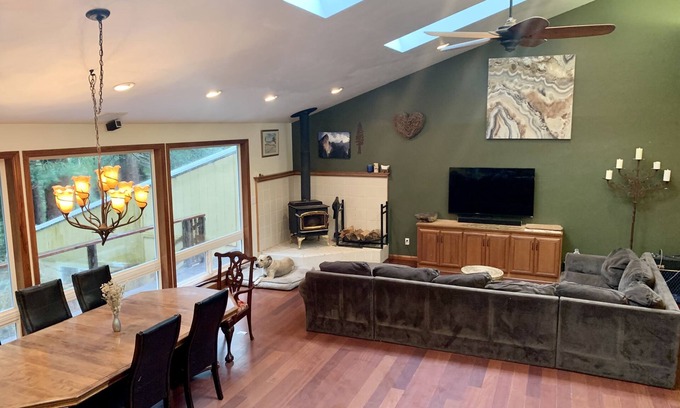 Fortuna Casa | Large house Up in the Redwoods perfect for large families. Pet friendly.