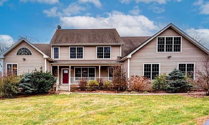 Tolland Casa | Large house with game-room, deck, bbq grill, basketball/volleyball nets.