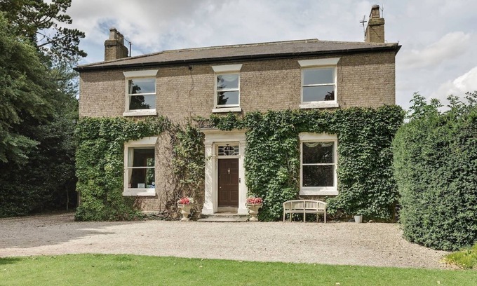 Ulceby Otro | Large House with Garden & Outdoor Furniture - Ideal for Families & Dog Friendly