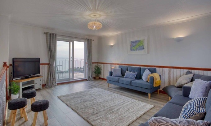 Newlyn Casa | Large House with Panoramic Sea Views & Parking