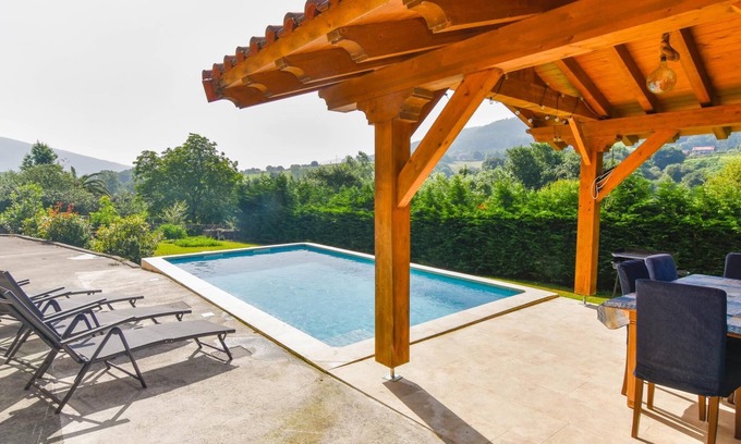 Puente Viesgo Villa | Amplia casa con piscina