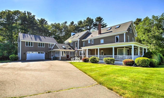 Kennebunk Casa | Prime Kennebunk Home w / Mesa de billar - Cerca de la playa!
