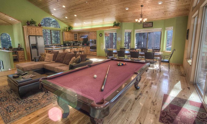 North Upper Truckee Casa | Heavenly Lux, cerca de senderismo, esquí, jacuzzi (COH1669)