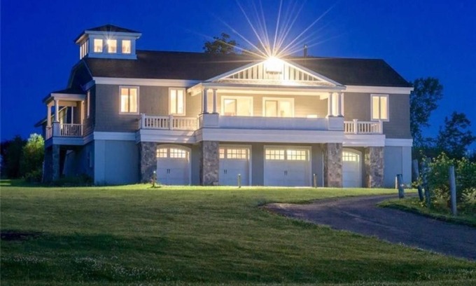 Auburn Casa | Large Lakefront Vineyard Home with Hot Tub