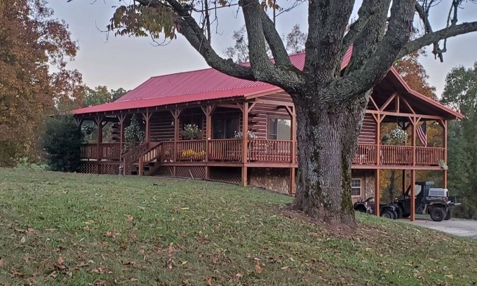 Big Rock Casa | Large Log Cabin Minutes From Lake Barkley and Land Between the Lakes Cadiz, KY