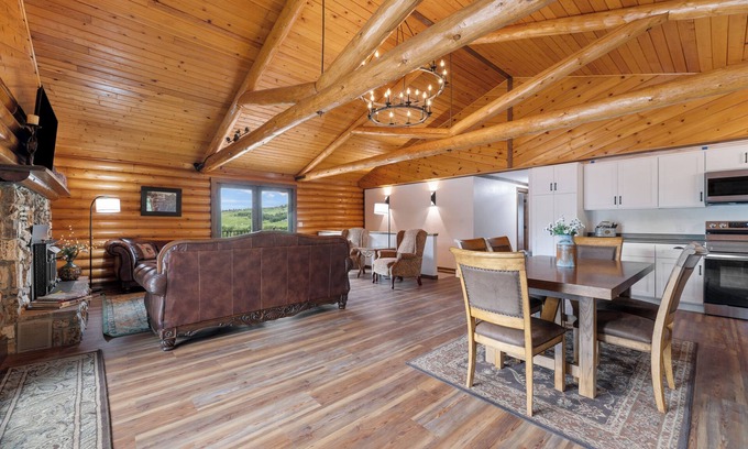 Whitewood Cabina | Large Log Home Overlooking Creek!