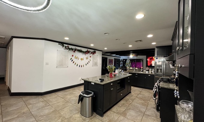 Kenner - Louis Armstrong International Airport Casa | Large, Luxe NOLA/Metairie Home-- Tankless Waterheater, Huge Yard! Near Lakefront