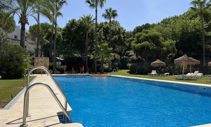 Benahavis Apartamento | Amplio y lujoso apartamento La Quinta Golf en un tranquilo jardín y una gran piscina WIFI GRATIS
