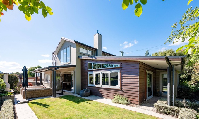 Wanaka Casa | Large Luxury Lakefront Home.