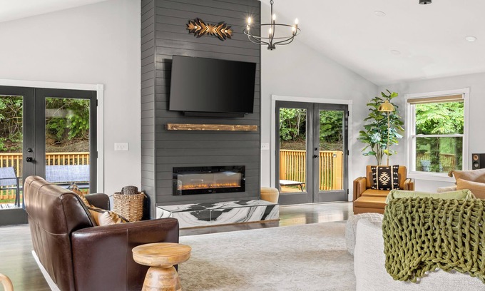 Nashville Casa | Large Luxury Oasis - Minutes from Airport, Downtown, Opry, Lake - 8 beds, 3 Bath