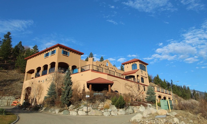 Central Okanagan Casa | Large Mansion great for events - Sleeps 28 - Private Theatre - Private Hot Tub