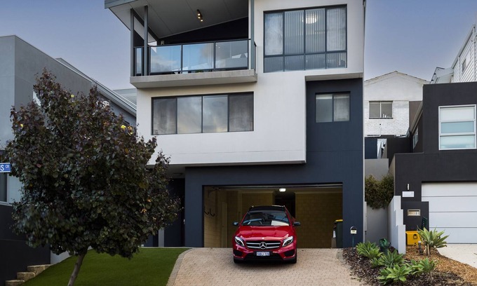 Scarborough Casa | Large Modern Home close to Scarborough Beach