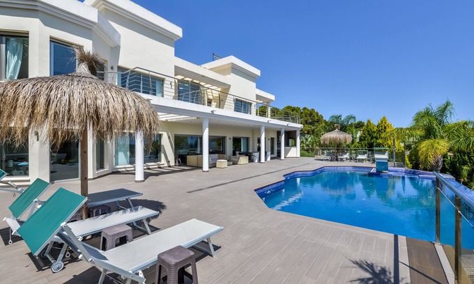 Urbanitzacio la Fustera Villa | Gran villa moderna con piscina interior y exterior y sauna