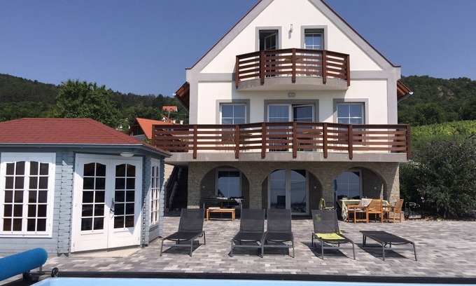 Balatongyorok Villa | Gran villa de lujo de nueva construcción con piscina privada, amplias terrazas. Vista del lago
