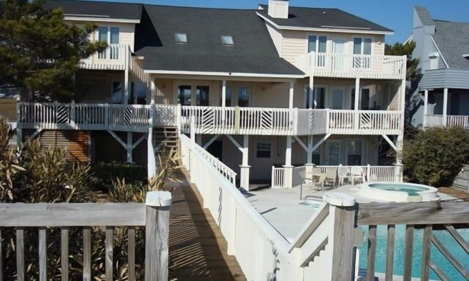 Ocean Isle Beach Casa | Gran casa frente al mar en la comunidad privada con piscina privada