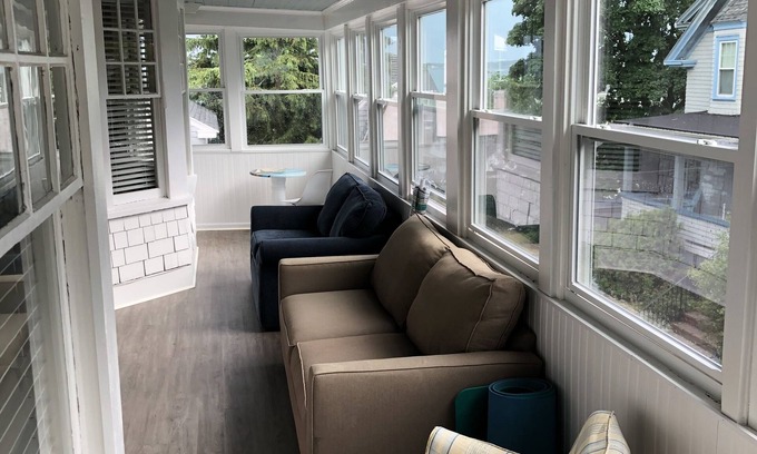 Swampscott Apartamento | Large Oceanside Apartment. Walk to the beach and many restaurants. Pet Friendly