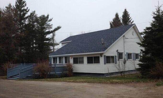 The Bluff Cabaña | Large Pine Cottage - Parlee Beach, New Brunswick