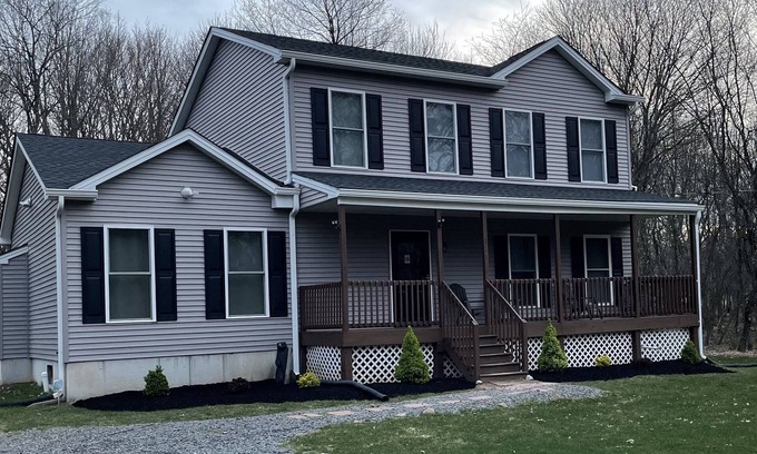 Albrightsville Casa | Large Pocono Mountain Getaway with hot tub, finished basement, bar & game room!