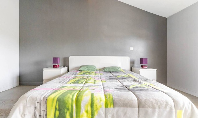 Labarthe-sur-Leze Casa | Amplia habitación privada con baño y aseo.
