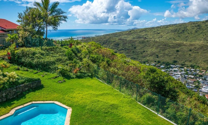 Hawaii Kai Casa | Nuevo listado con piscina privada y vistas impresionantes!